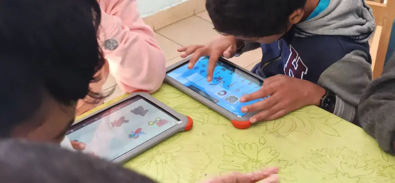 Enfants TSA du Centre Vintsy lors d'une activite numerique encadree