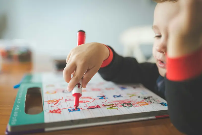 Enfant TSA en séance d'apprentissage individuel au Centre Vintsy