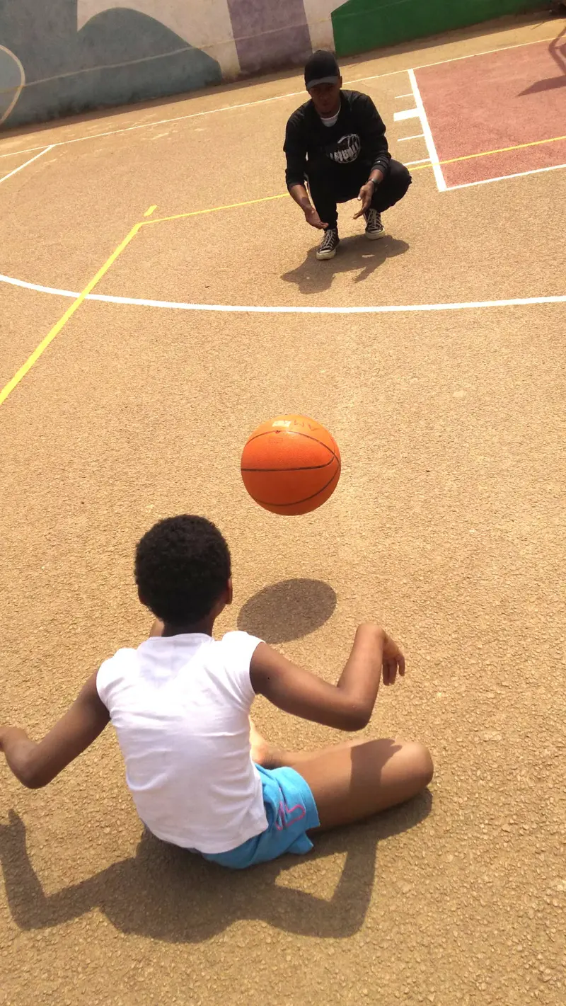 Enfants TSA jouant au basketball, sport collectif adapte au Centre Vintsy