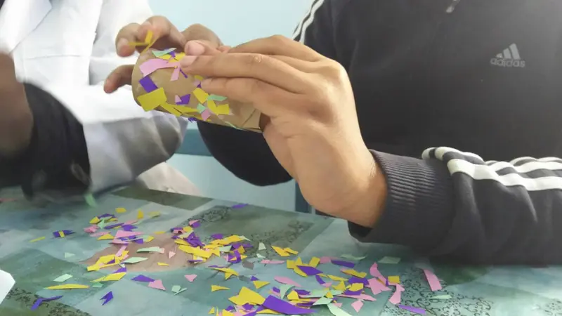 Enfant en atelier collage et bricolage au Centre Vintsy