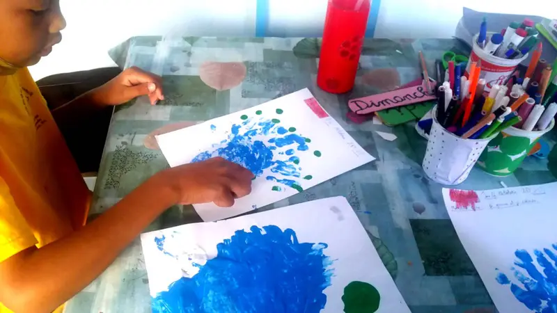 Enfant TSA en activite de coloriage, atelier creatif au Centre Vintsy