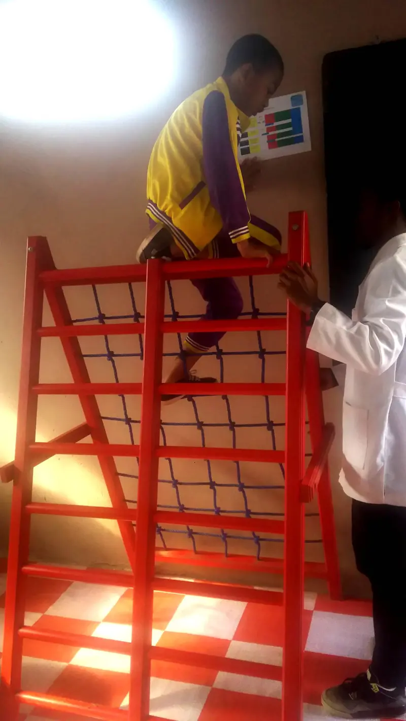 Enfant TSA en activite d'escalade adaptee, motricite globale au Centre Vintsy