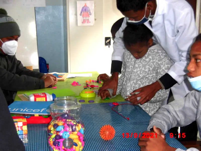 Enfants TSA participant à des jeux collectifs encadrés au Centre Vintsy