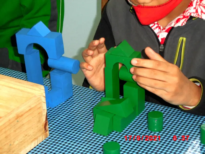 Enfants realisant un puzzle ensemble, atelier cognitif au Centre Vintsy