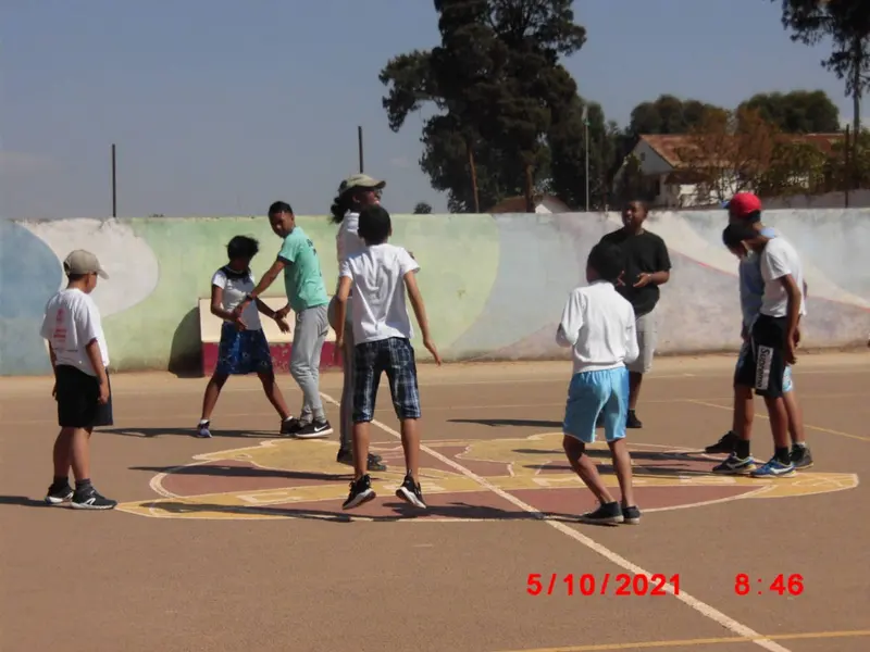Enfants TSA en séance de basketball dans le cadre des activités physiques du Centre Vintsy