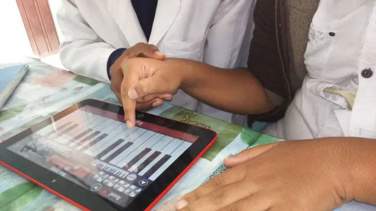 Enfants TSA jouant à des jeux de mémoire au Centre Vintsy, Antananarivo