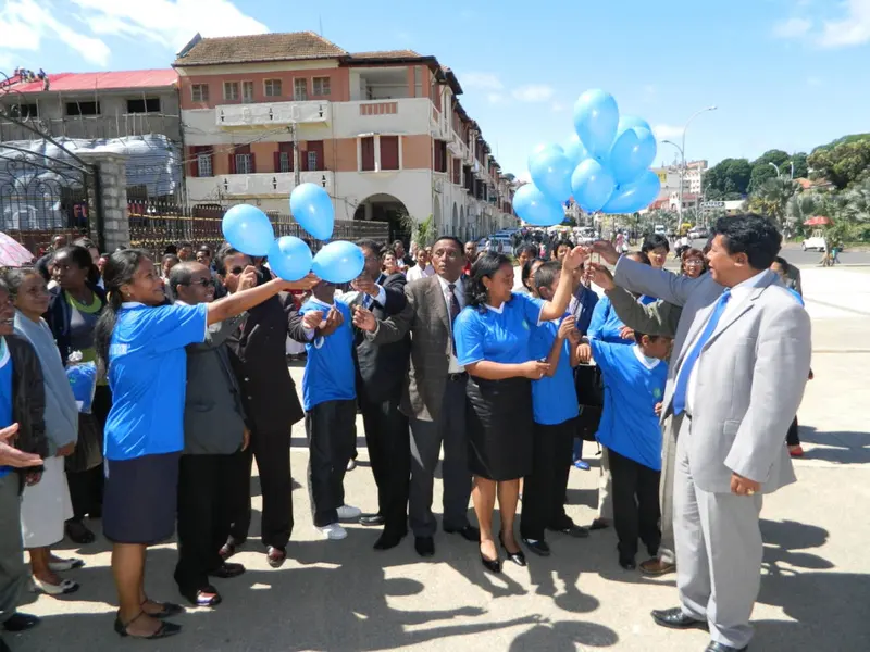 Lâcher de ballons bleus lors de la première Journée mondiale de sensibilisation à l'autisme à Madagascar, 2 avril 2013, organisée par l'AMA