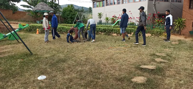 Enfants TSA en sortie et activité de plein air encadrée par l'équipe du Centre Vintsy