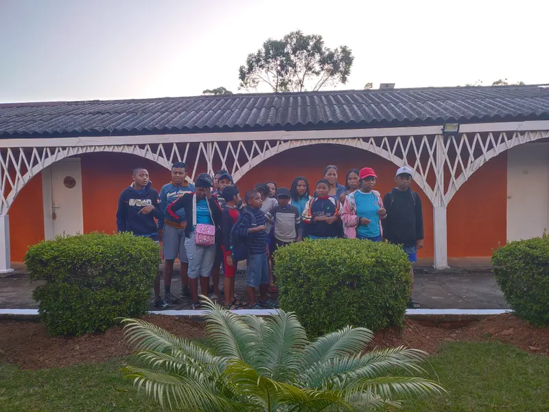 Enfants du Centre Vintsy aux arcades lors de la sortie de répit du 30 mars 2026, Antananarivo