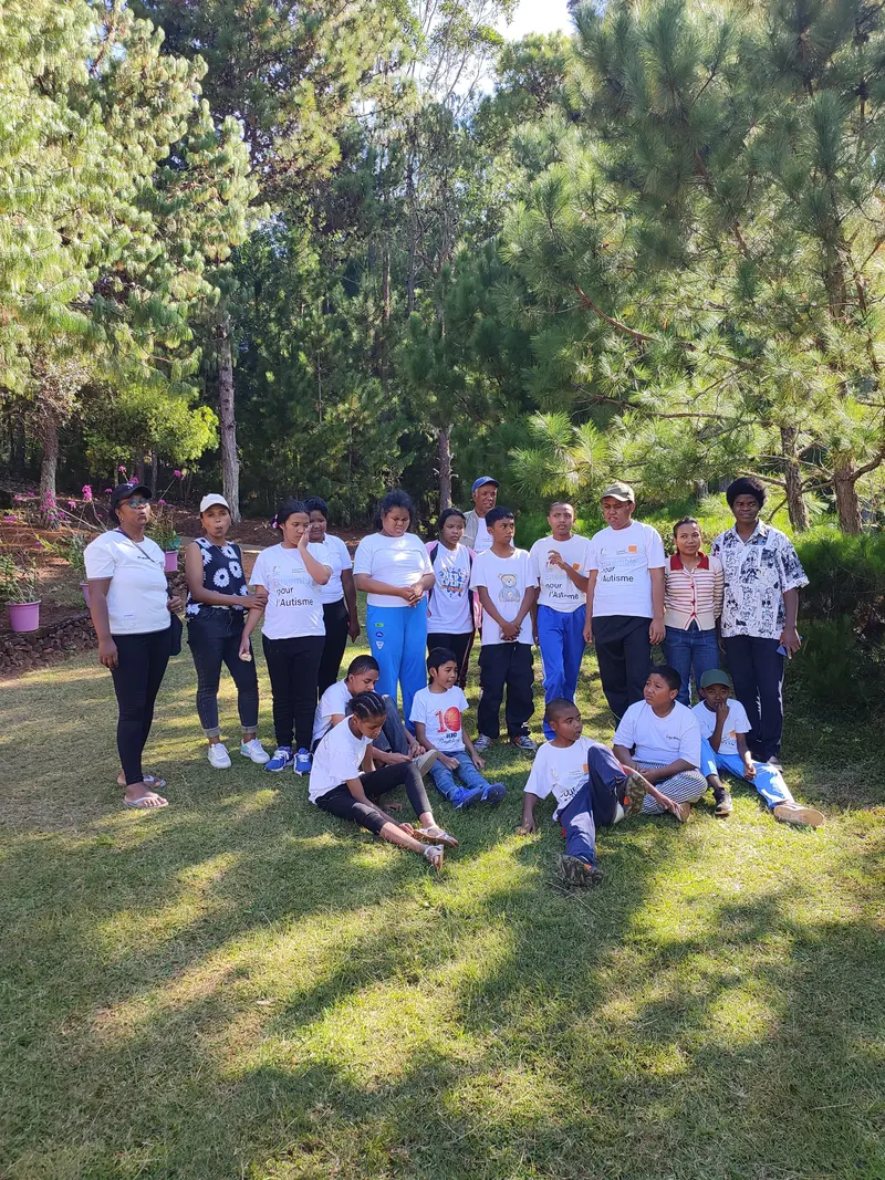 Groupe d'enfants TSA et encadrants lors de la sortie pédagogique du Centre Vintsy, 30 mars 2026