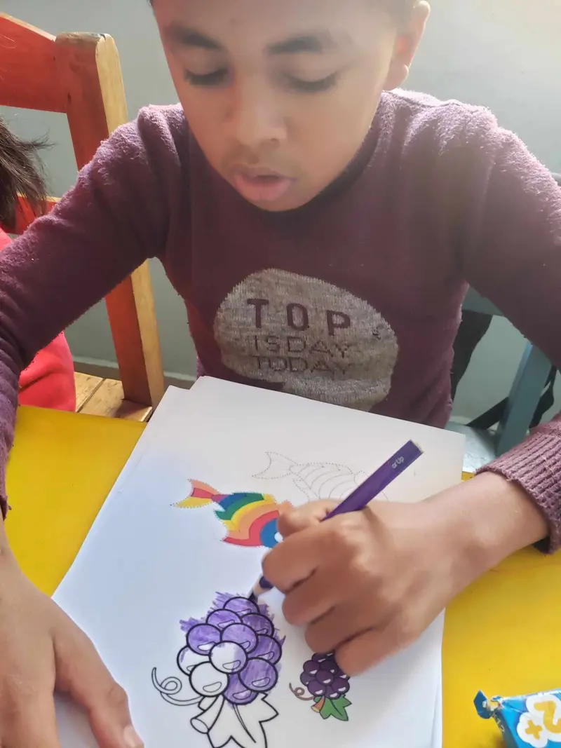 Enfant TSA s'exprimant par le dessin, activité créative favorisant l'apprentissage