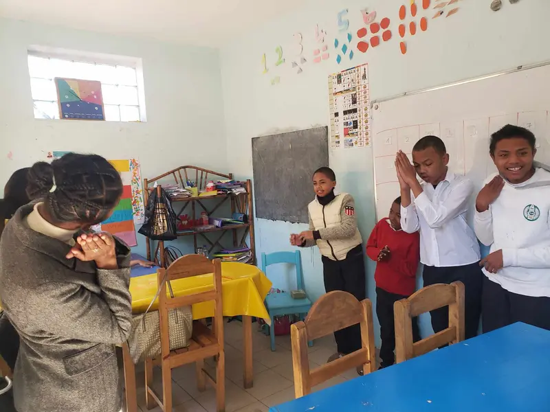 Activités d'éveil pour enfants TSA au Centre Vintsy de l'Association Malgache pour l'Autisme